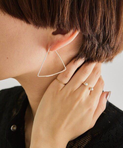 ear PAPILLONNER(イアパピヨネ)の「《スターリングシルバー使用》三角BIGフープピアス(ピアス(両耳用)・レディース・シルバー系その他4・FREE)」の5枚目の写真