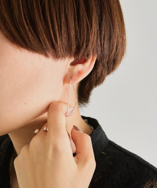 ear PAPILLONNER(イアパピヨネ)の「《スターリングシルバー使用》三角BIGフープピアス(ピアス(両耳用)・レディース・シルバー系その他4・FREE)」の6枚目の写真