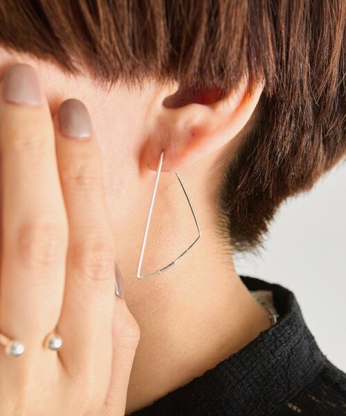 ear PAPILLONNER(イアパピヨネ)の「《スターリングシルバー使用》三角BIGフープピアス(ピアス(両耳用)・レディース・シルバー系その他4・FREE)」の7枚目の写真