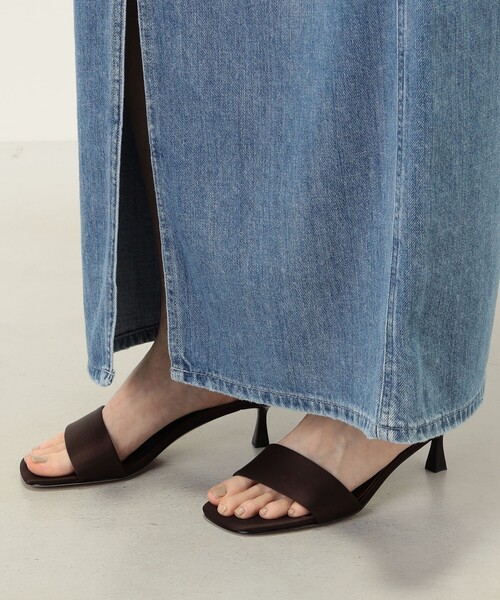 TOMORROWLAND （トゥモローランド）の「alagio SATIN MULE SARA ヒールサンダル（サンダル・レディース・ダークブラウン/レッド・38/37/36）」の3枚目の写真