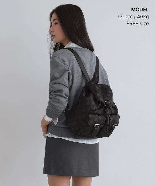 MUSINSA STANDARD WOMAN（ムシンサスタンダードウーマン）の「ウィメンズポルカドットフラップミニバックパック[ブラック]（バックパック/リュック・レディース・その他・F）」の2枚目の写真
