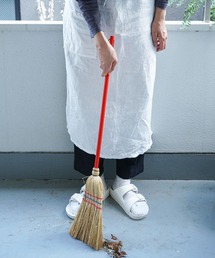 REDECKER（レデッカー）の「REDECKER（レデッカー）子供用 赤い柄のわらほうき（掃除グッズ）」