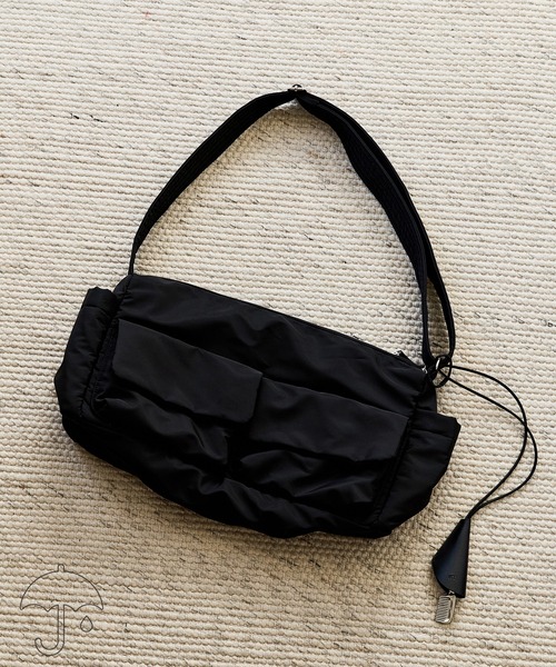 ADAM ET ROPE'(アダムエロペ)の「【WEB限定】撥水ビッグショルダーダブルポケットバッグ(ショルダーバッグ・レディース・ブラック/ブラウン系その他3・FREE)」の2枚目の写真