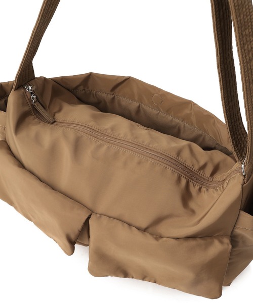 ADAM ET ROPE'(アダムエロペ)の「【WEB限定】撥水ビッグショルダーダブルポケットバッグ(ショルダーバッグ・レディース・ブラック/ブラウン系その他3・FREE)」の12枚目の写真