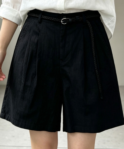 2ly2(トゥーリートゥー)の「ベルト付きタックハーフパンツ(その他パンツ・レディース・ブラック/ベージュ/ブルー/ホワイト・FREE)」の3枚目の写真