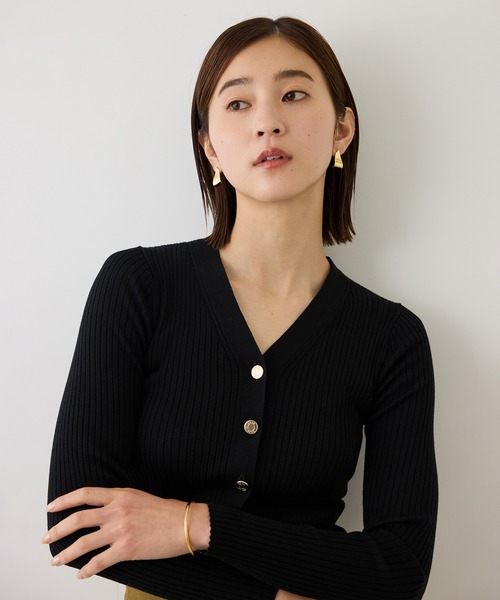 ROPE'(ロペ)の「ワイドリブ金ボタンVネックカーディガン(ニット/セーター・レディース・ワイン/ピンク/キャメル/ブラック/オフホワイト・38)」の1枚目の写真