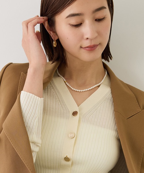 ROPE'(ロペ)の「ワイドリブ金ボタンVネックカーディガン(ニット/セーター・レディース・ワイン/ピンク/キャメル/ブラック/オフホワイト・38)」の7枚目の写真
