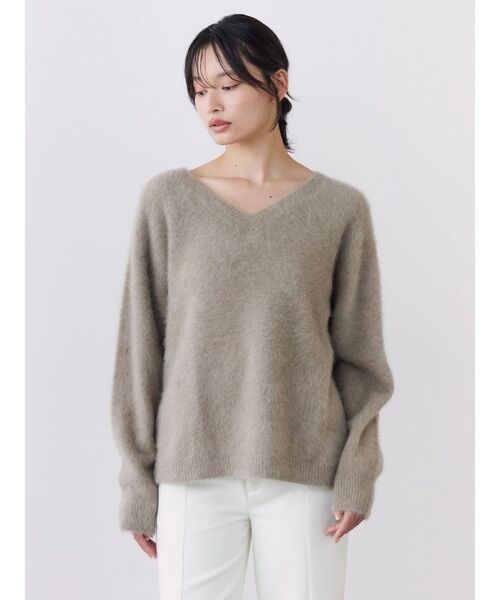 TONAL（トーナル）の「FOX×CASHMERE Vネックニット（ニット/セーター・レディース・ベージュ/ミント/オフホワイト/グレー/ベビーピンク・MEDIUM）」の3枚目の写真
