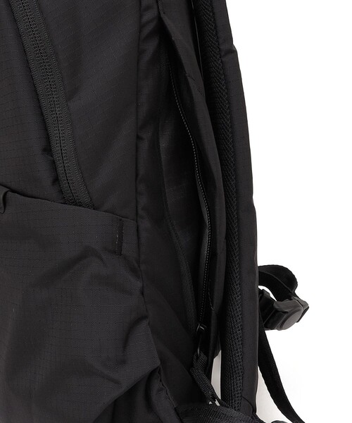 SHIPS any(シップス エニィ)の「ABLE CARRY: 13L Thirteen Daybag バックパック(バックパック/リュック・メンズ・ブラック・ONE SIZE)」の5枚目の写真