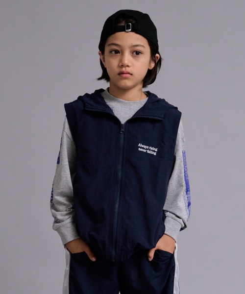 PAIRMANON STREET(ペアマノンストリート)の「【100-160cm】【撥水機能】 ナイロン ベスト フード付き 【PAIRMANON STREET】(ベスト・キッズ・パープル/チャコールグレー/ネイビー・120/130/110/100/140/160/150)」の2枚目の写真