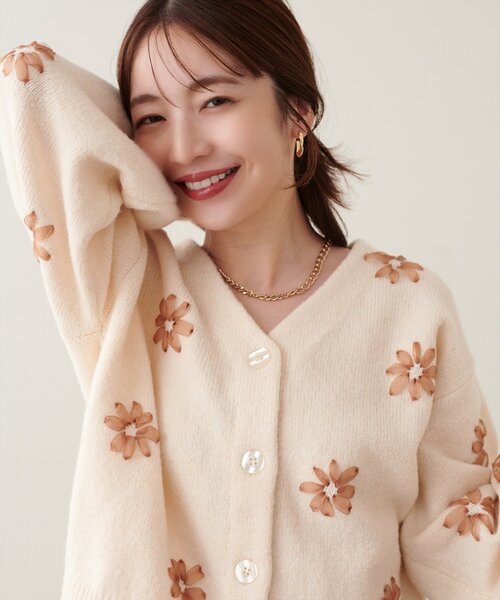natural couture(ナチュラルクチュール)の「オーガンジーフラワー刺繍ニット(ニット/セーター・レディース・モカ/ブラウン/チャコールグレー/アイボリー・FREE)」の2枚目の写真