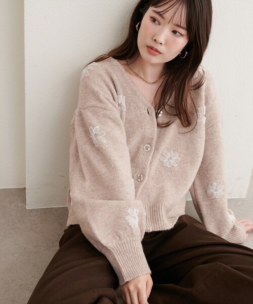 natural couture(ナチュラルクチュール)の「オーガンジーフラワー刺繍ニット(ニット/セーター・レディース・モカ/ブラウン/チャコールグレー/アイボリー・FREE)」の1枚目の写真