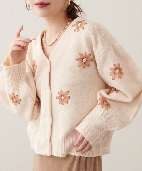 natural couture(ナチュラルクチュール)の「オーガンジーフラワー刺繍ニット(ニット/セーター・レディース・モカ/ブラウン/チャコールグレー/アイボリー・FREE)」の5枚目の写真