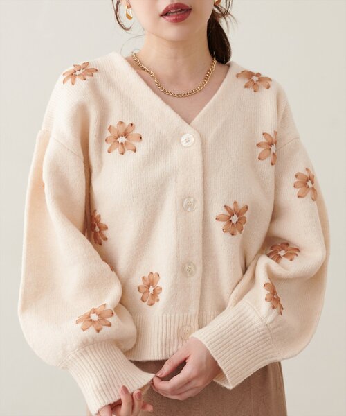 natural couture(ナチュラルクチュール)の「オーガンジーフラワー刺繍ニット(ニット/セーター・レディース・モカ/ブラウン/チャコールグレー/アイボリー・FREE)」の6枚目の写真