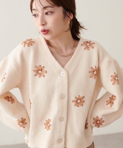 natural couture(ナチュラルクチュール)の「オーガンジーフラワー刺繍ニット(ニット/セーター・レディース・モカ/ブラウン/チャコールグレー/アイボリー・FREE)」の7枚目の写真