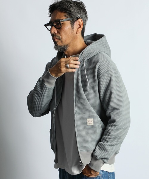 The DUFFER of ST.GEORGE(ザダファーオブセントジョージ)の「WAFFLE ZIP HOODIE:ワッフル ジップ フーディー / フルジップパーカー(パーカー・メンズ・ブルー/グレー・X-LARGE/LARGE/MEDIUM)」の2枚目の写真