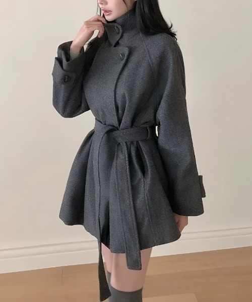 LUCPY（ラクピー）の「スタンドカラーベルト付きフレアコート（その他トップス・レディース・ブラック/ホワイト・SMALL/LARGE/MEDIUM）」の2枚目の写真