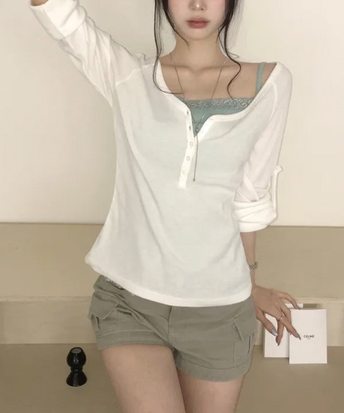Emilie(エミリー)の「2WAYロールアップスリーブ ヘンリーネックロングTシャツ(Tシャツ/カットソー・レディース・ワインレッド/カーキ/アイボリー/ミント/ブラック/グレー・FREE)」の1枚目の写真