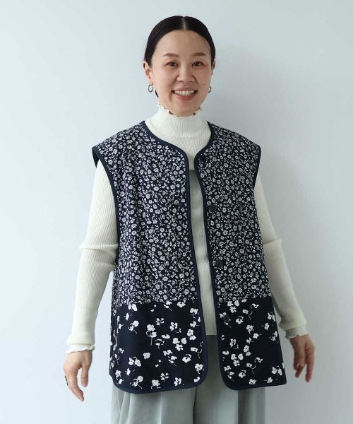yuni(ユニ )の「小花pr x無地 中綿 reversible vest(ベスト・レディース・ネイビー/ダークネイビー・FREE)」の2枚目の写真