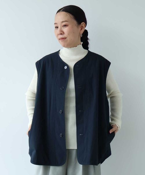 yuni(ユニ )の「小花pr x無地 中綿 reversible vest(ベスト・レディース・ネイビー/ダークネイビー・FREE)」の11枚目の写真