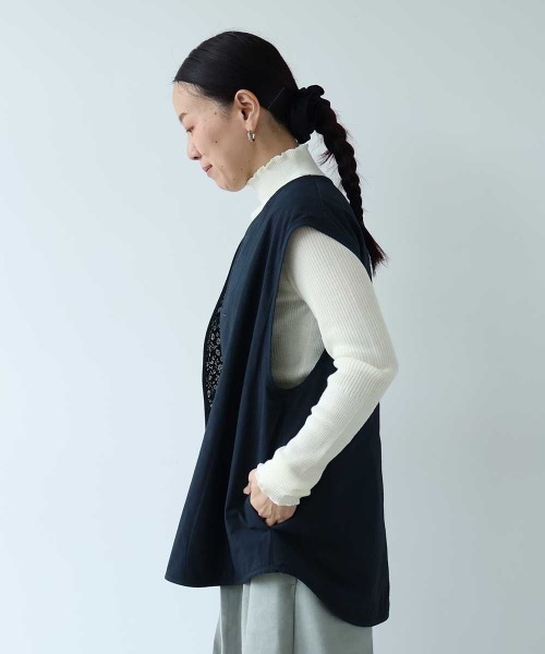 yuni(ユニ )の「小花pr x無地 中綿 reversible vest(ベスト・レディース・ネイビー/ダークネイビー・FREE)」の12枚目の写真