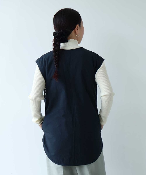 yuni(ユニ )の「小花pr x無地 中綿 reversible vest(ベスト・レディース・ネイビー/ダークネイビー・FREE)」の13枚目の写真
