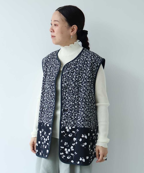 yuni(ユニ )の「小花pr x無地 中綿 reversible vest(ベスト・レディース・ネイビー/ダークネイビー・FREE)」の7枚目の写真