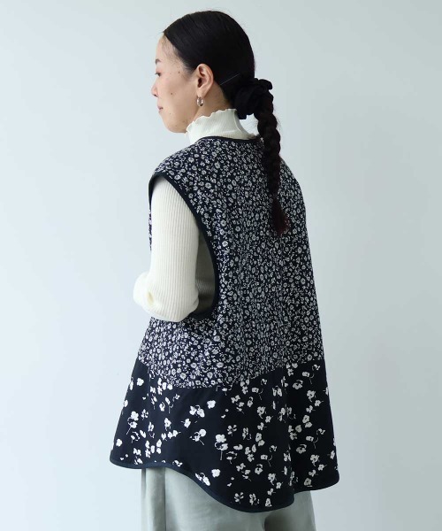 yuni(ユニ )の「小花pr x無地 中綿 reversible vest(ベスト・レディース・ネイビー/ダークネイビー・FREE)」の8枚目の写真