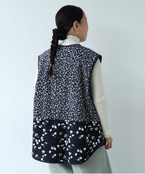 yuni(ユニ )の「小花pr x無地 中綿 reversible vest(ベスト・レディース・ネイビー/ダークネイビー・FREE)」の9枚目の写真