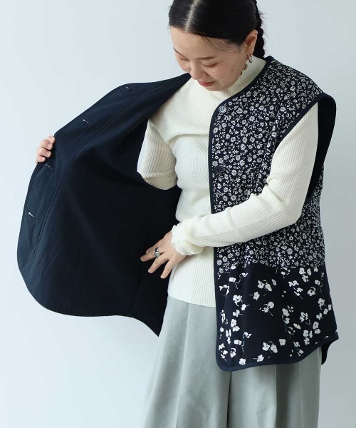 yuni(ユニ )の「小花pr x無地 中綿 reversible vest(ベスト・レディース・ネイビー/ダークネイビー・FREE)」の10枚目の写真