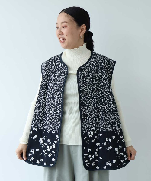 yuni(ユニ )の「小花pr x無地 中綿 reversible vest(ベスト・レディース・ネイビー/ダークネイビー・FREE)」の6枚目の写真
