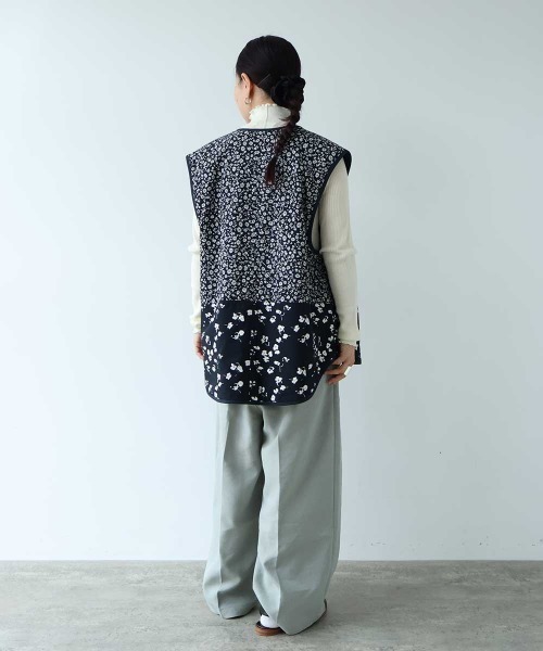 yuni(ユニ )の「小花pr x無地 中綿 reversible vest(ベスト・レディース・ネイビー/ダークネイビー・FREE)」の5枚目の写真