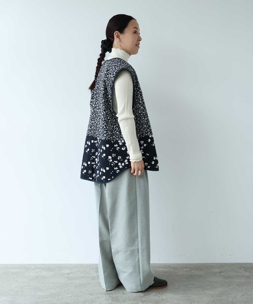 yuni(ユニ )の「小花pr x無地 中綿 reversible vest(ベスト・レディース・ネイビー/ダークネイビー・FREE)」の4枚目の写真