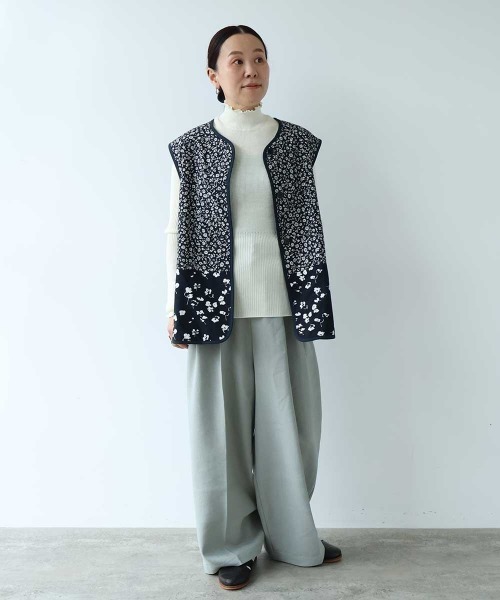 yuni(ユニ )の「小花pr x無地 中綿 reversible vest(ベスト・レディース・ネイビー/ダークネイビー・FREE)」の3枚目の写真