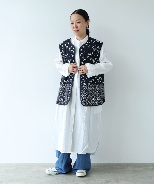 yuni(ユニ )の「小花pr x無地 中綿 reversible vest(ベスト・レディース・ネイビー/ダークネイビー・FREE)」の15枚目の写真