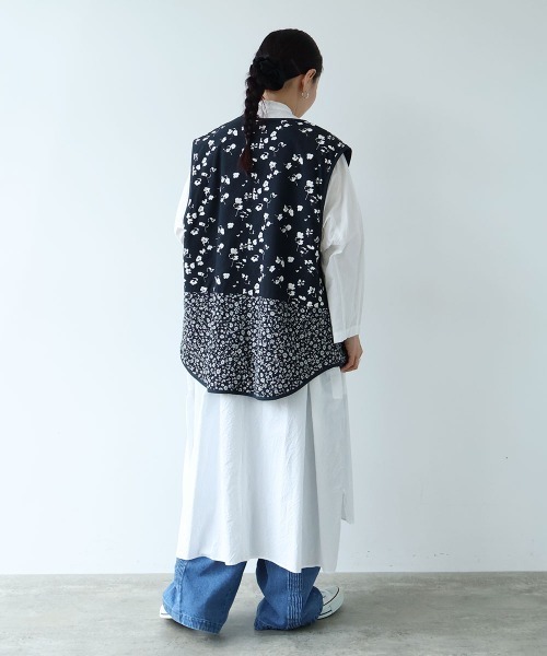 yuni(ユニ )の「小花pr x無地 中綿 reversible vest(ベスト・レディース・ネイビー/ダークネイビー・FREE)」の17枚目の写真