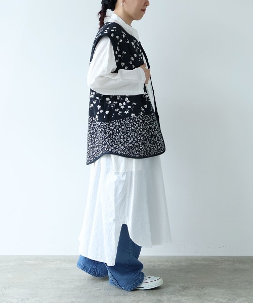 yuni(ユニ )の「小花pr x無地 中綿 reversible vest(ベスト・レディース・ネイビー/ダークネイビー・FREE)」の16枚目の写真