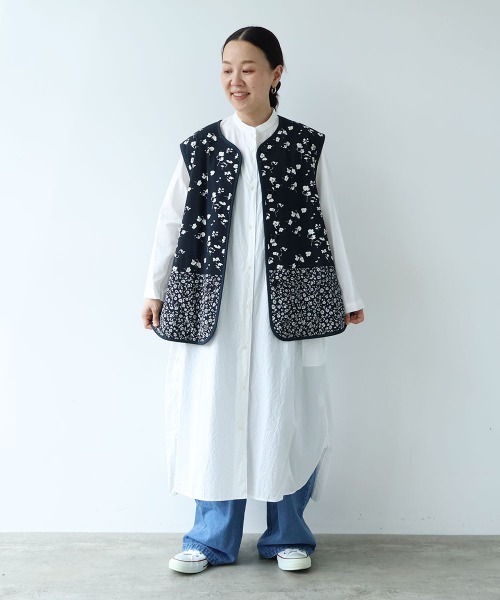 yuni(ユニ )の「小花pr x無地 中綿 reversible vest(ベスト・レディース・ネイビー/ダークネイビー・FREE)」の14枚目の写真