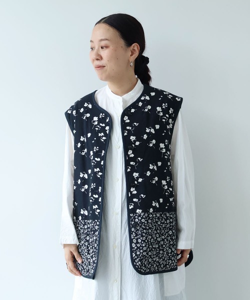 yuni(ユニ )の「小花pr x無地 中綿 reversible vest(ベスト・レディース・ネイビー/ダークネイビー・FREE)」の18枚目の写真