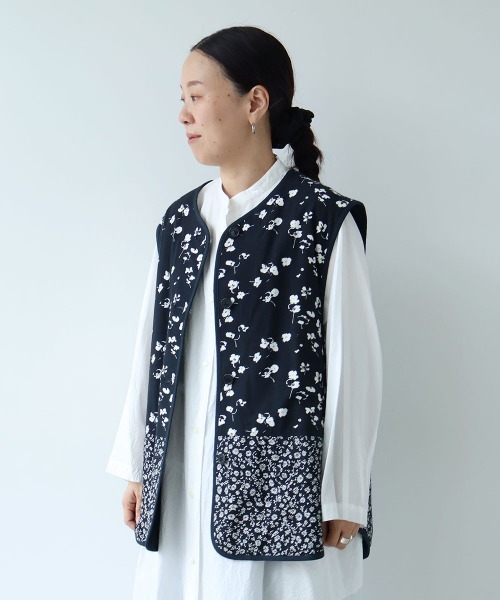 yuni(ユニ )の「小花pr x無地 中綿 reversible vest(ベスト・レディース・ネイビー/ダークネイビー・FREE)」の19枚目の写真