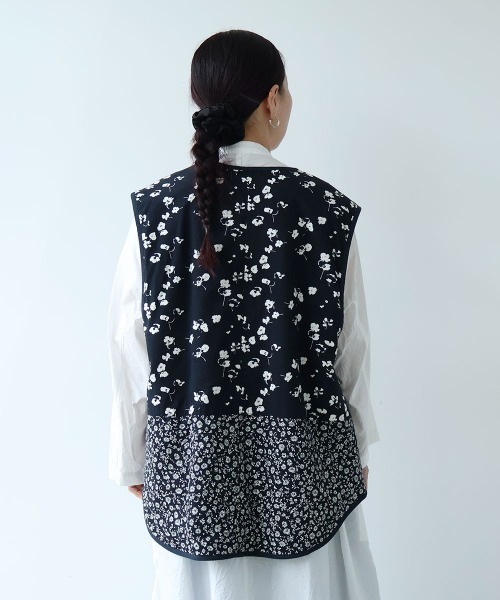 yuni(ユニ )の「小花pr x無地 中綿 reversible vest(ベスト・レディース・ネイビー/ダークネイビー・FREE)」の22枚目の写真