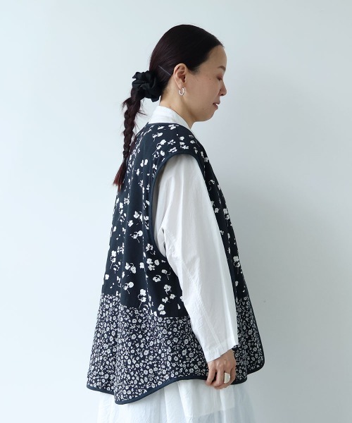 yuni(ユニ )の「小花pr x無地 中綿 reversible vest(ベスト・レディース・ネイビー/ダークネイビー・FREE)」の21枚目の写真