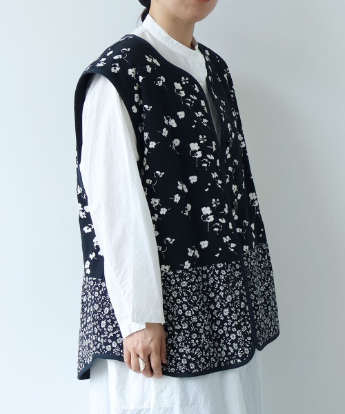 yuni(ユニ )の「小花pr x無地 中綿 reversible vest(ベスト・レディース・ネイビー/ダークネイビー・FREE)」の20枚目の写真