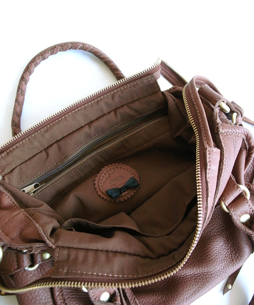 And A（アンドエー）の「カガリショルダーバッグ（And A×Beau're）（ショルダーバッグ・レディース・ブラック/ライトブラウン/レッド・FREE）」の6枚目の写真