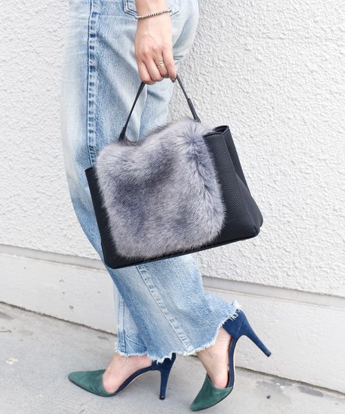 Khaju（カージュ）の「【WEB限定】Khaju:2WAYフェイクファーバッグ◇（ハンドバッグ・レディース・ブラック/ベージュ・ONE SIZE）」の2枚目の写真