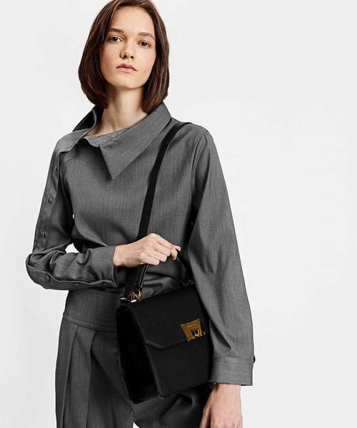 CHARLES & KEITH(チャールズ & キース)の「クラシックプッシュロックハンドバッグ / CLASSIC PUSH-LOCK HANDBAG(ハンドバッグ・レディース・ブラック/レンガ・L)」の3枚目の写真