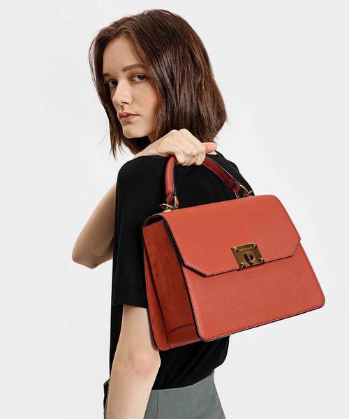 CHARLES & KEITH(チャールズ & キース)の「クラシックプッシュロックハンドバッグ / CLASSIC PUSH-LOCK HANDBAG(ハンドバッグ・レディース・ブラック/レンガ・L)」の8枚目の写真