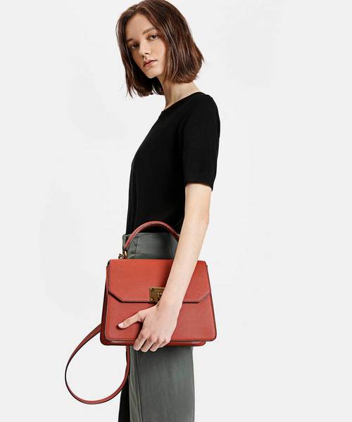 CHARLES & KEITH(チャールズ & キース)の「クラシックプッシュロックハンドバッグ / CLASSIC PUSH-LOCK HANDBAG(ハンドバッグ・レディース・ブラック/レンガ・L)」の12枚目の写真