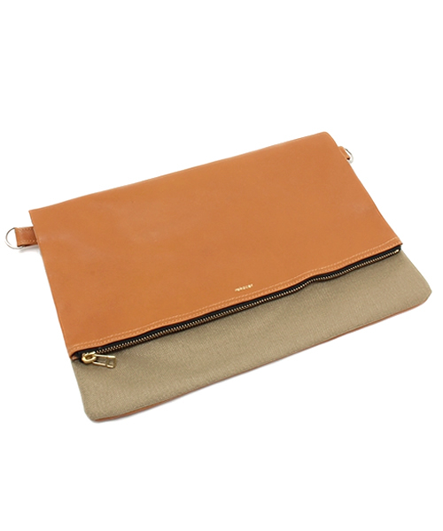 rehacer(レアセル)の「Oblique Clutch bag(ショルダーバッグ・メンズ・ブラック/ベージュ・FREE)」の1枚目の写真