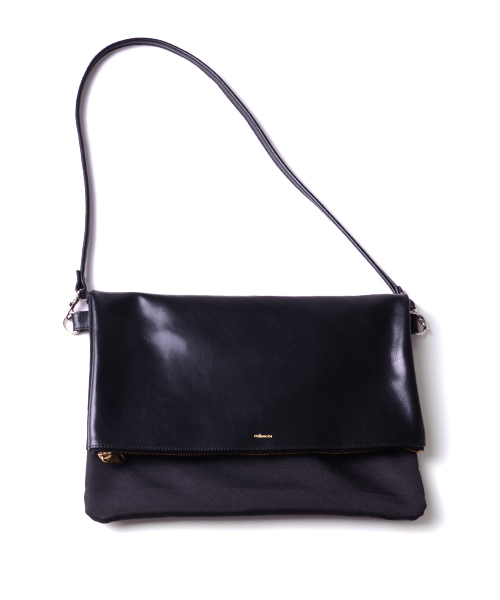 rehacer(レアセル)の「Oblique Clutch bag(ショルダーバッグ・メンズ・ブラック/ベージュ・FREE)」の2枚目の写真
